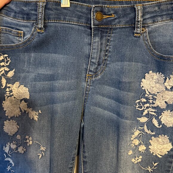 * ❤️DENIM SIGNATURE BOYFRIEND ANKLE JEANS w/LACE DETAIL   SIZE: 6 - Picture 4 of 6